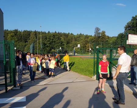 Štart Špelinega dobrodelnega teka okoli Slovenije pred OŠ M. Valjavca Preddvor Foto S.K.
